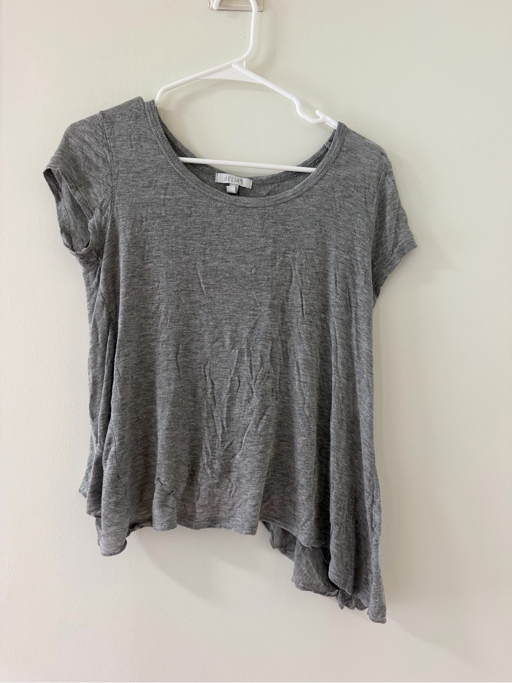 dELiA*s Short Sleeve Swing Tee Womens Size S Gray Like New Asymmetrical Hem